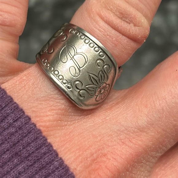 One a kind spoon ring engraved with flowers and the letter B - Picture 4 of 4